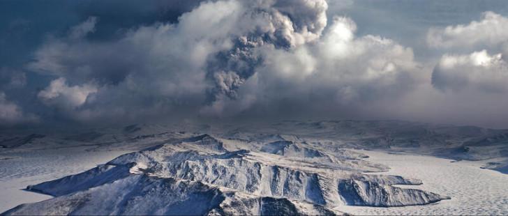 Illustration d'une éruption volcanique pendant la période glaciaire